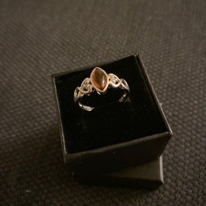 SIZE 8 STERLING SILVER RING WITH STONE